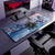Un élégant bureau de jeu avec un tapis de souris XXL orné de personnages de Fortnite, d'un avion et d'un paysage glacé. L'écran affiche une scène rouge et noire rappelant des combats aériens, tandis que le PC de jeu à proximité s'illumine de LED.