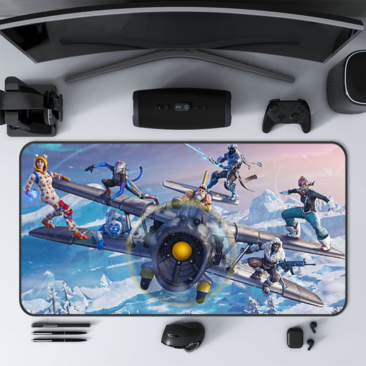 Un bureau d'ordinateur équipé d'accessoires de jeu et d'un tapis de souris XXL mettant en scène des personnages Fortnite animés chevauchant et se tenant debout sur un avion volant au-dessus d'un paysage enneigé, prêts pour des combats aériens spectaculaires.