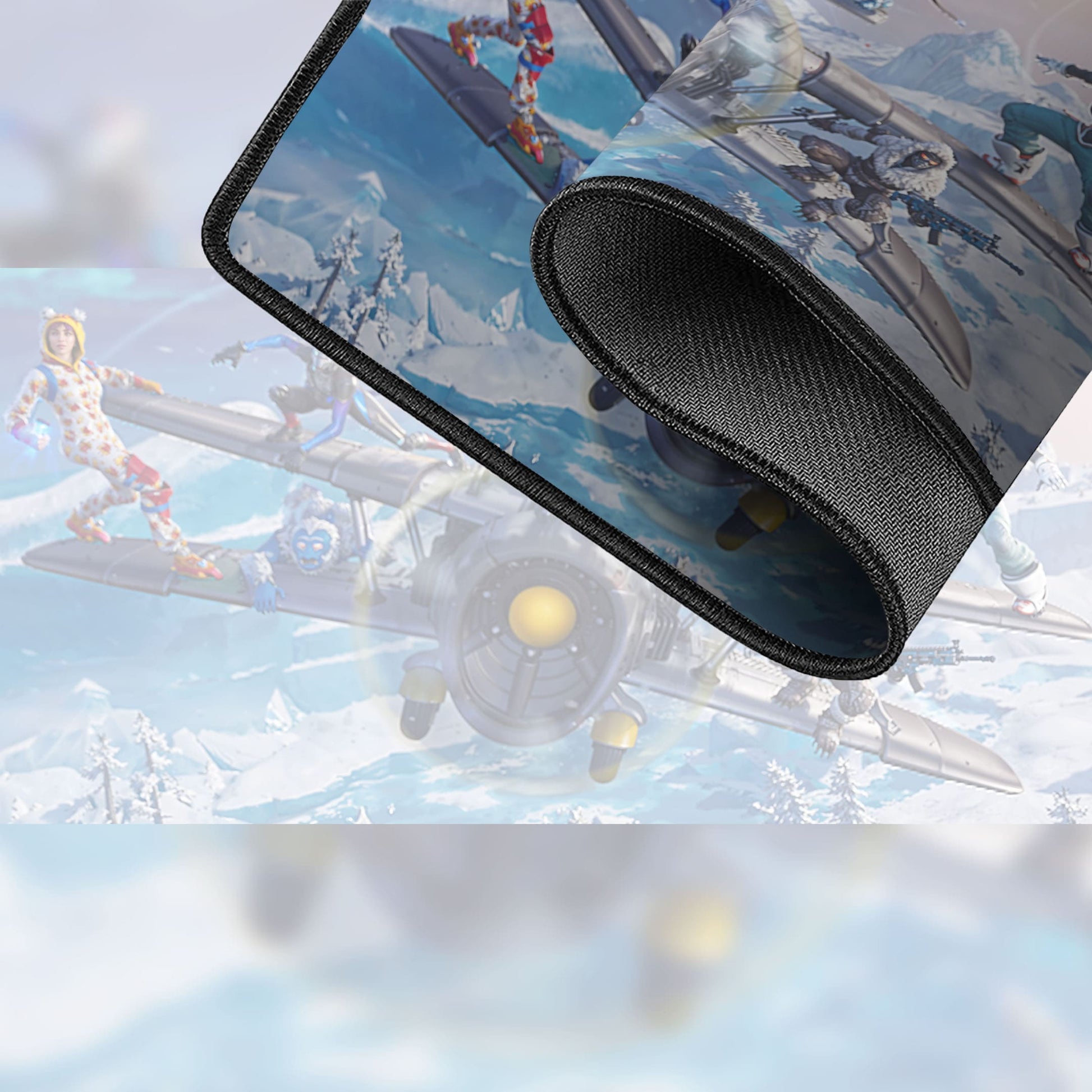 Gros plan d'un tapis de souris XXL enroulé représentant des personnages Fortnite colorés en tenues d'hiver pilotant un avion futuriste et se livrant à des combats aériens au-dessus d'un paysage enneigé.