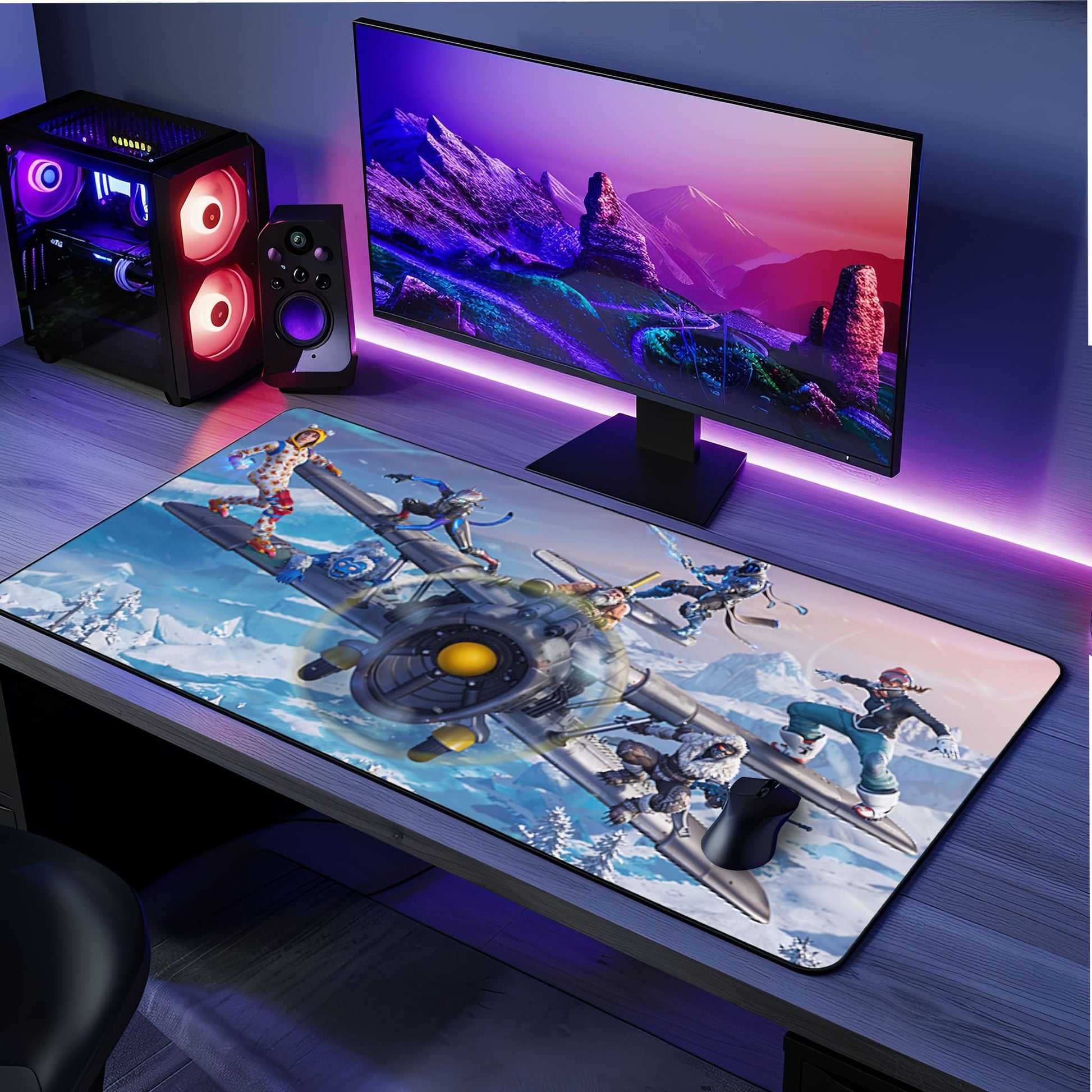 Une configuration gaming moderne avec un ordinateur de bureau, un écran affichant un paysage montagneux coloré, des haut-parleurs et un tapis de souris XXL représentant des personnages animés engagés dans des combats aériens au-dessus d'un paysage enneigé. Des LED violettes illuminent le bureau.