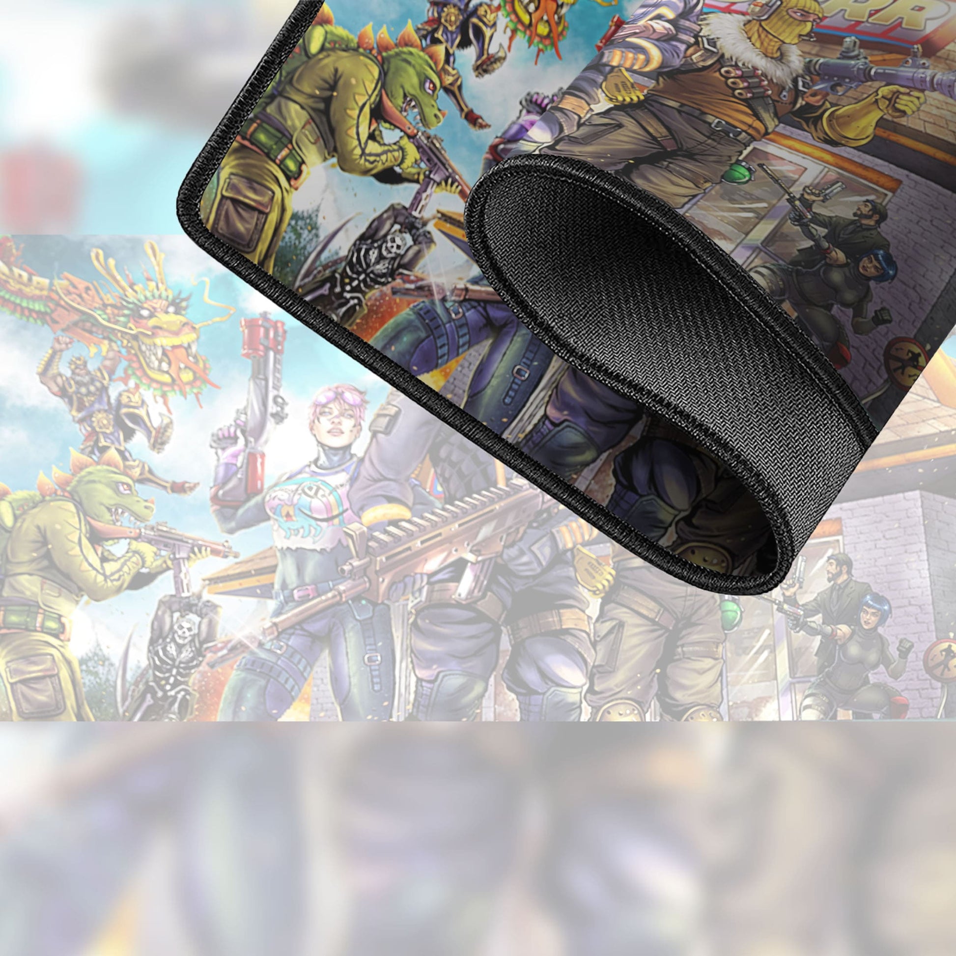 Un tapis de souris Fortnite enroulé avec des illustrations vibrantes de style bande dessinée montrant des humains blindés et des créatures ressemblant à des dinosaures brandissant des armes futuristes dans une scène de bataille, conçu avec une base antidérapante pour améliorer vos performances de jeu.