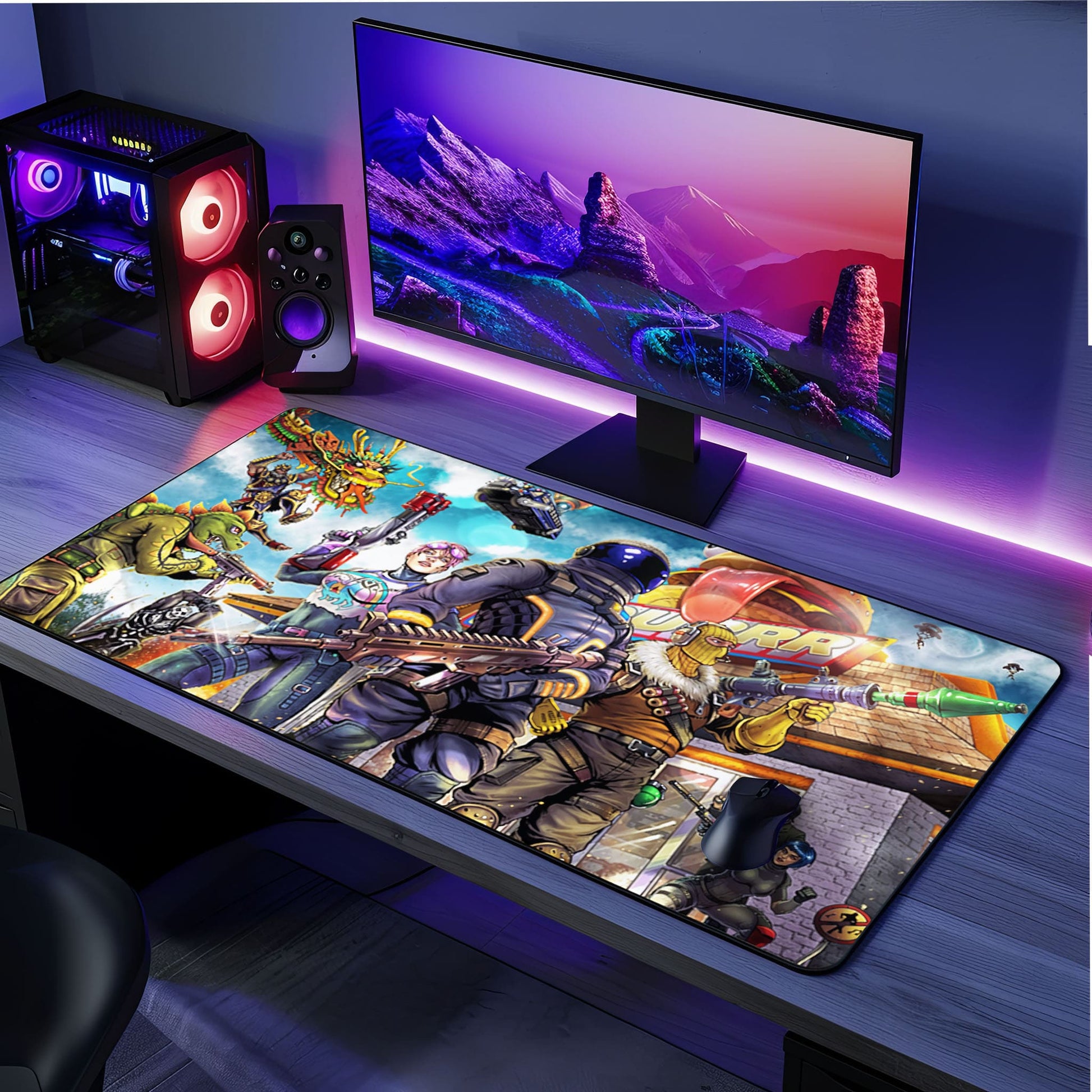 Une configuration de jeu moderne avec un PC, un moniteur affichant une scène de montagne, des haut-parleurs et un grand tapis de souris Fortnite avec des soldats futuristes et des illustrations de science-fiction sur un bureau gris doté d'une base antidérapante et d'un éclairage violet ambiant.