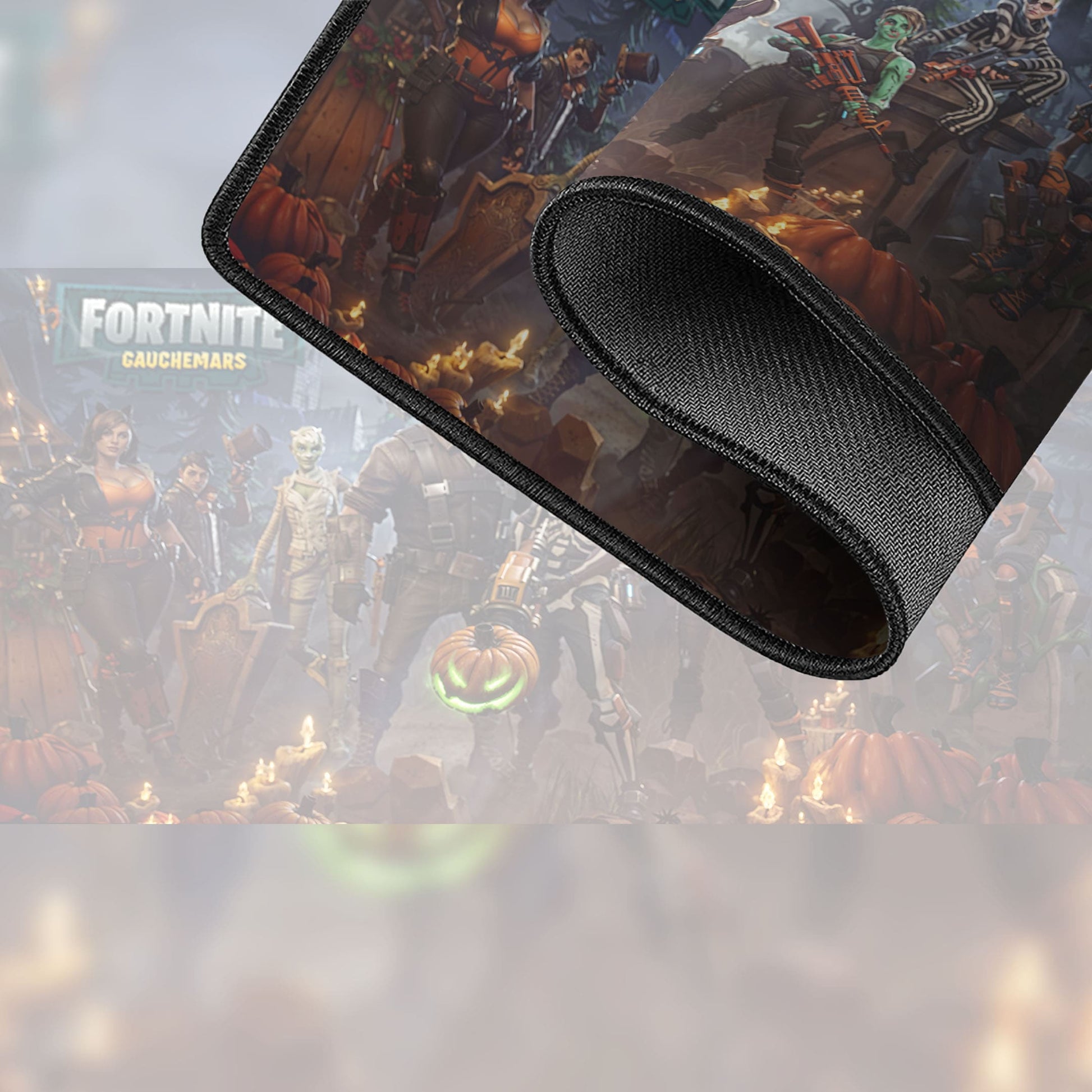 Un tapis de souris de jeu enroulé parfait pour toute configuration de jeu, mettant en vedette des personnages Fortnite en costumes d'Halloween, des citrouilles et des décorations effrayantes, superposés sur un arrière-plan Fortnite Cauchemar flou.