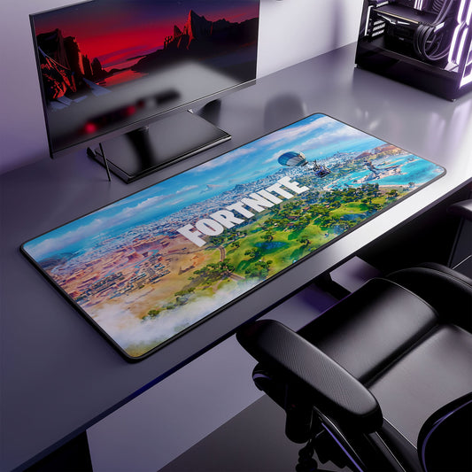 Un bureau de jeu élégant avec un tapis de souris Fortnite Island vibrant, un moniteur affichant un paysage coloré et une chaise de jeu noire associée à un ordinateur de bureau dans le coin.