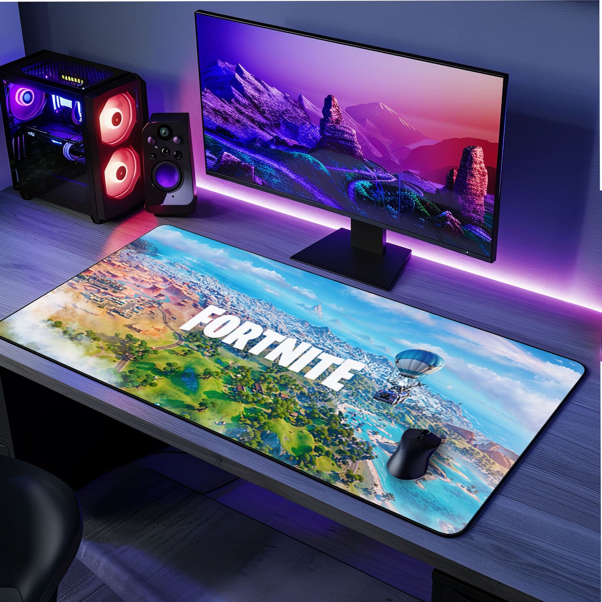 Une configuration de jeu avec un PC, un moniteur affichant un paysage de montagne, des haut-parleurs et un tapis de souris de jeu XXL représentant Fortnite Island sur le bureau, le tout éclairé par des lumières LED violettes vibrantes.