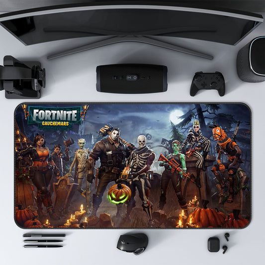 Une configuration de bureau de jeu comprend un grand tapis de souris avec des personnages sur le thème d'Halloween de Fortnite, des zombies, des armes et des citrouilles dans un cimetière effrayant ; entouré d'un clavier, d'une souris, d'un contrôleur et d'un casque.