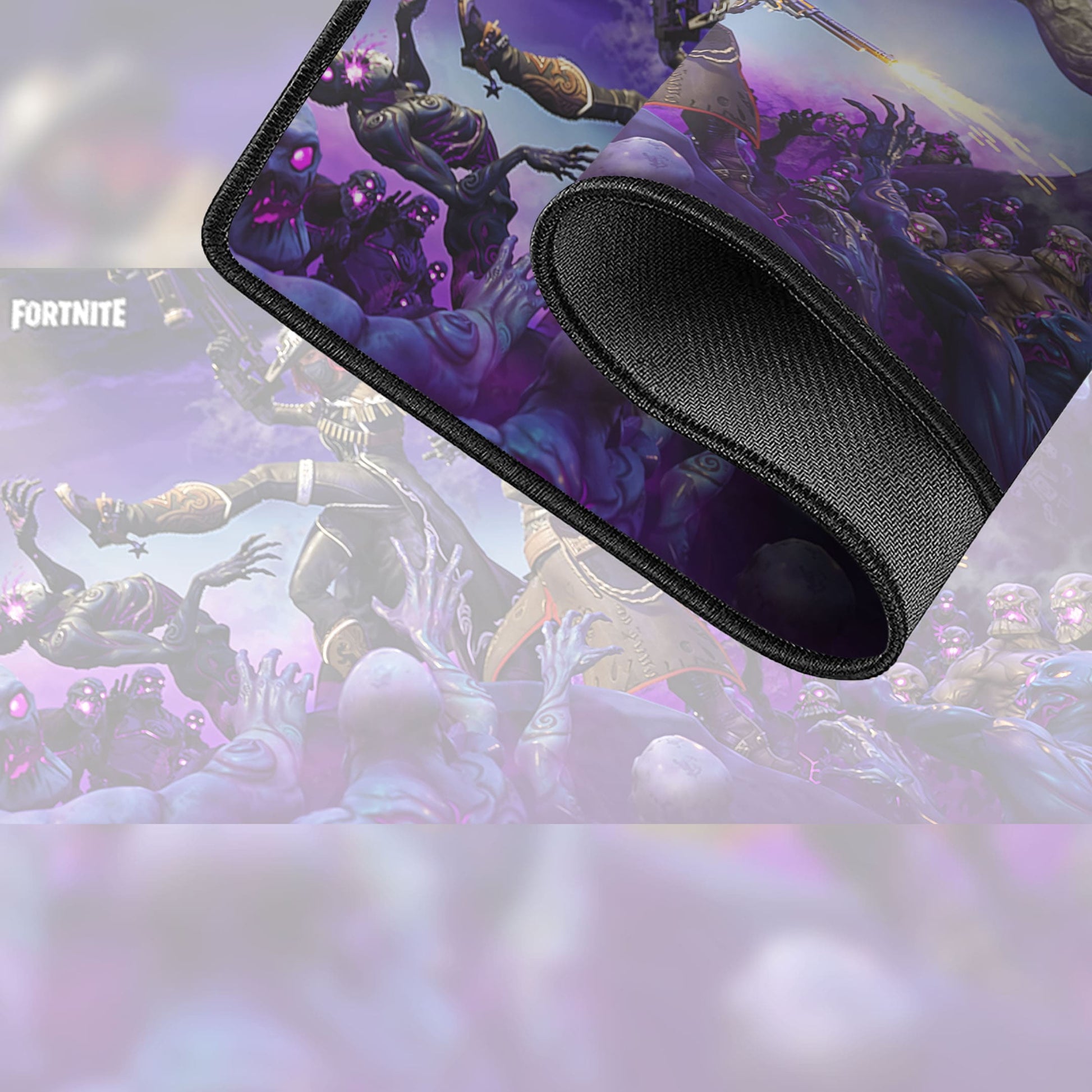 Un gros plan sur un tapis de souris Fortnite enroulé dévoile une scène colorée et pleine d'action où des personnages combattent des hordes de zombies violets. Le logo emblématique de Fortnite est visible dans un coin.