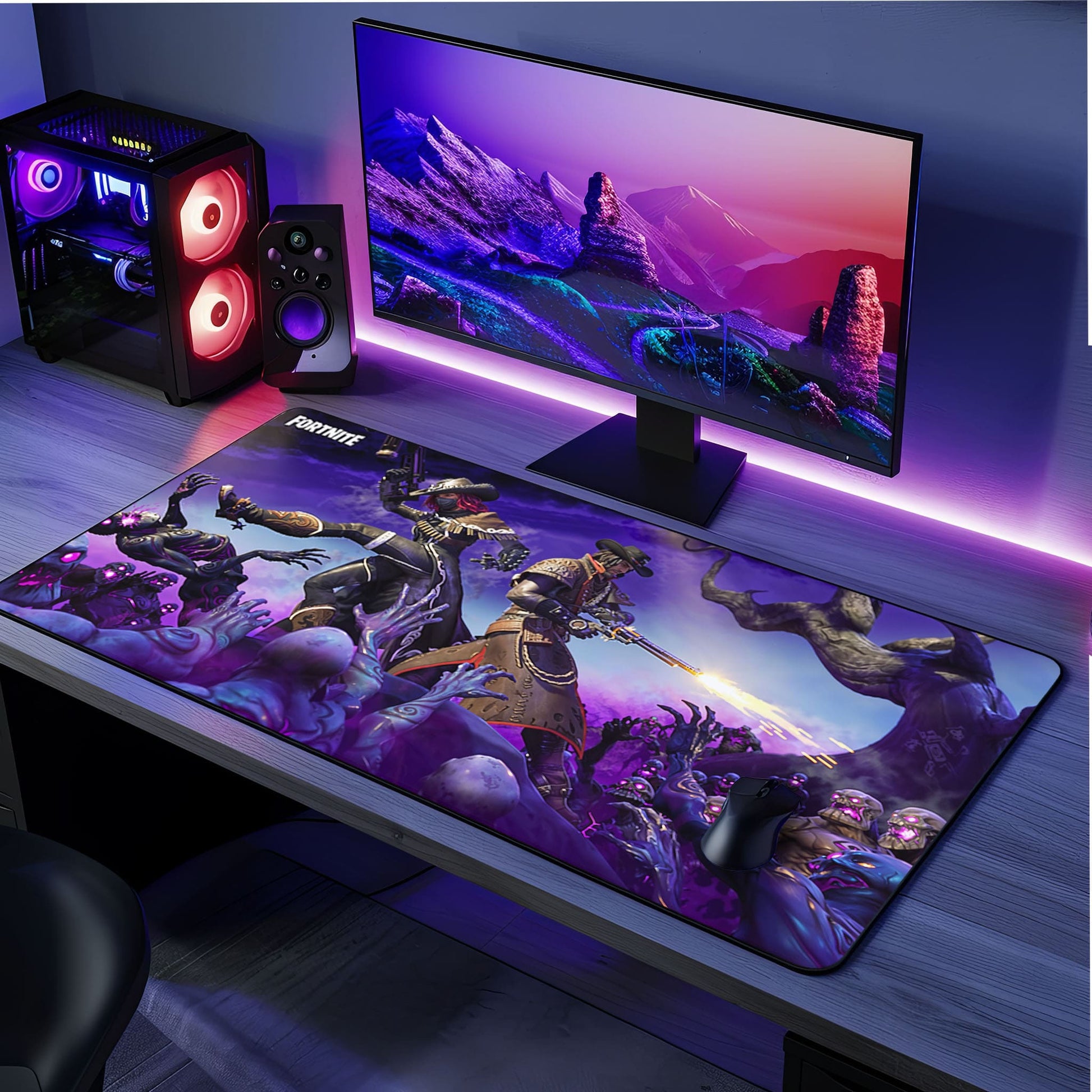 Une configuration de jeu moderne avec un grand écran affichant un paysage de montagne violet, un ordinateur de bureau avec des lumières LED colorées et un tapis de souris sur le thème de Fortnite recouvrant la majeure partie du bureau, ainsi qu'une souris et un clavier sur le dessus.
